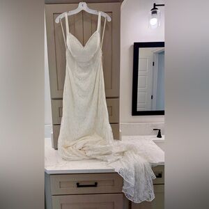 Elegant Off-White Lace Wedding Dress